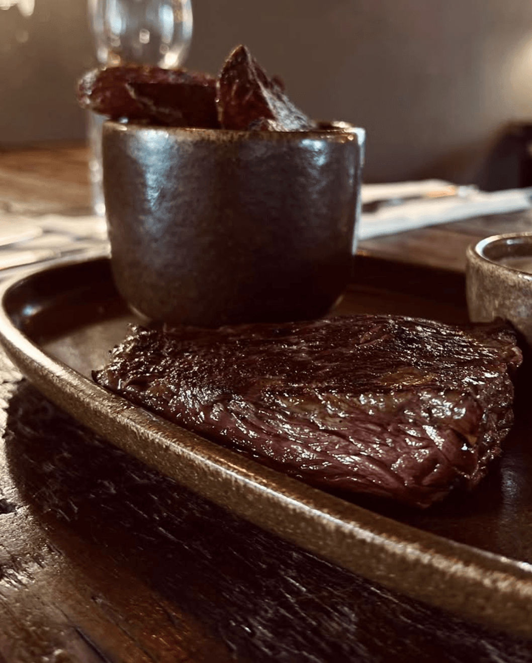 Viande grillée servie sur planche