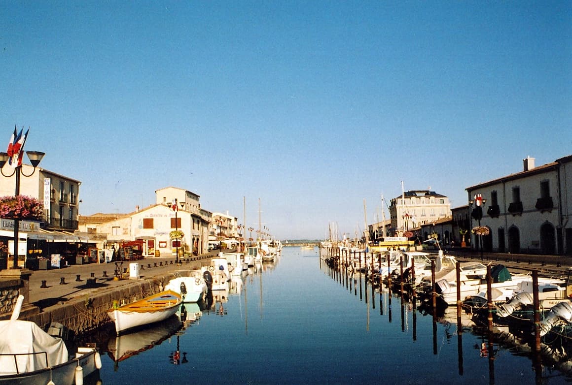 Les bateaux le long du quai