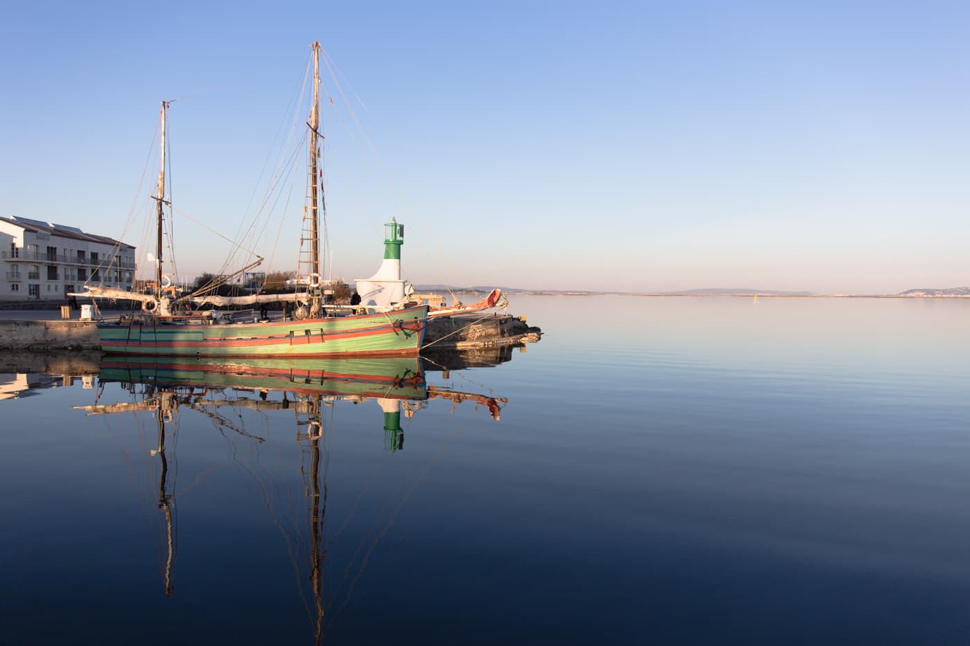 Voilier amarré sur le port de Marseillan au crépuscule