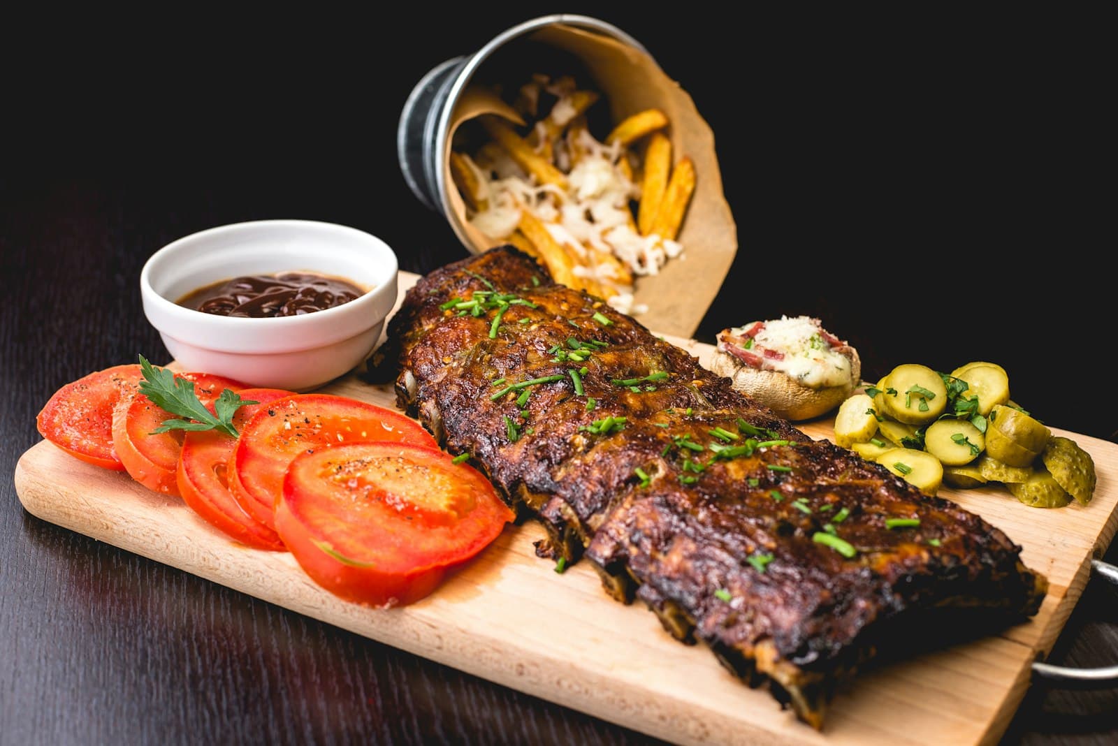 Pièce de viande grillée servie sur planche